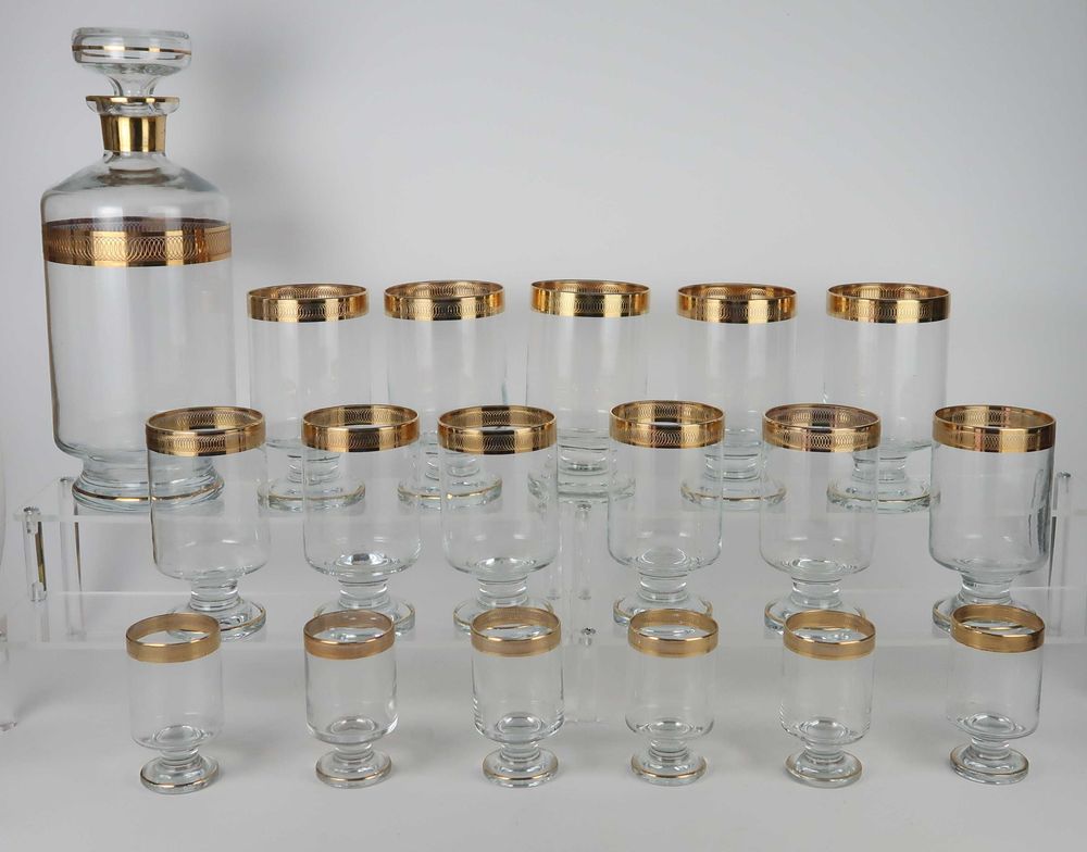 Garrafa com 17 copos em cristal - rebordo dourado