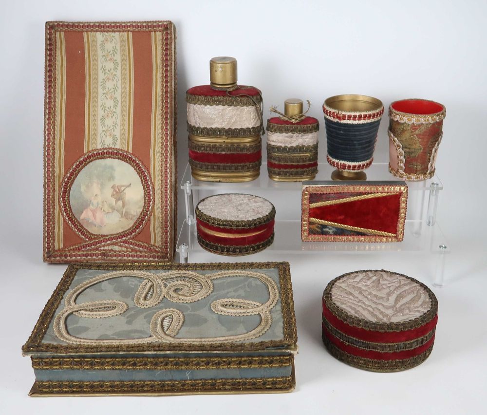 Conjunto antigo Séc. XIX/XX, adornos em tecidos e fio metálico, CADA