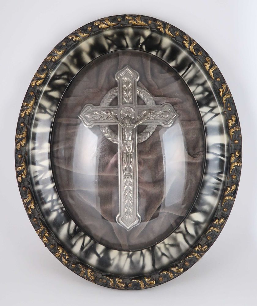 Grande moldura antiga com crucifixo, vidro convexo
