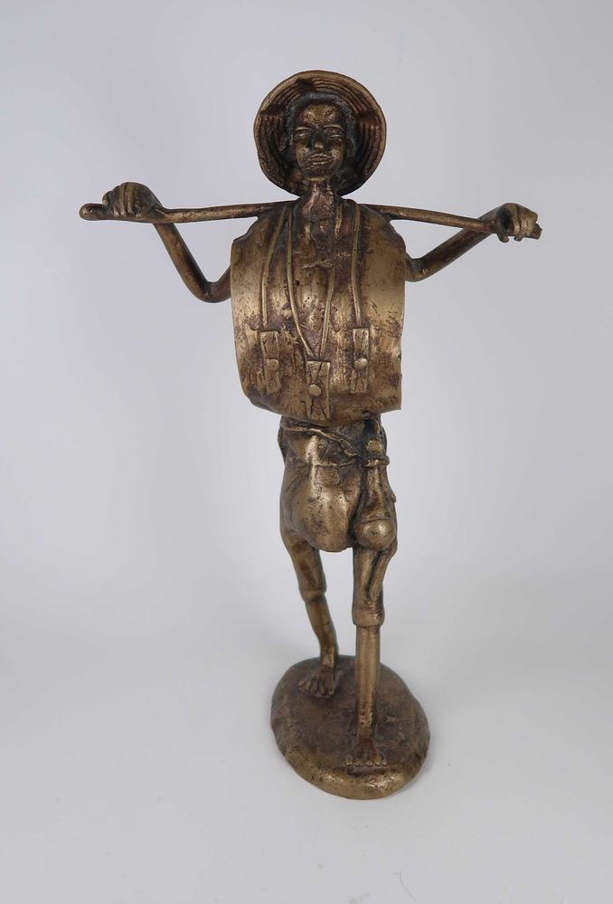 Escultura em bronze de um camponês Asiático - 32 cm