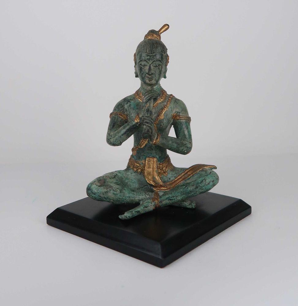 Buda sentado com flauta em bronze