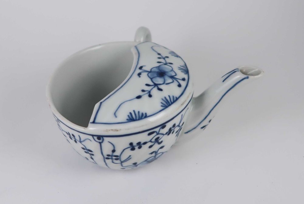 Antigo bule de acamados em porcelana (Ref. 2)